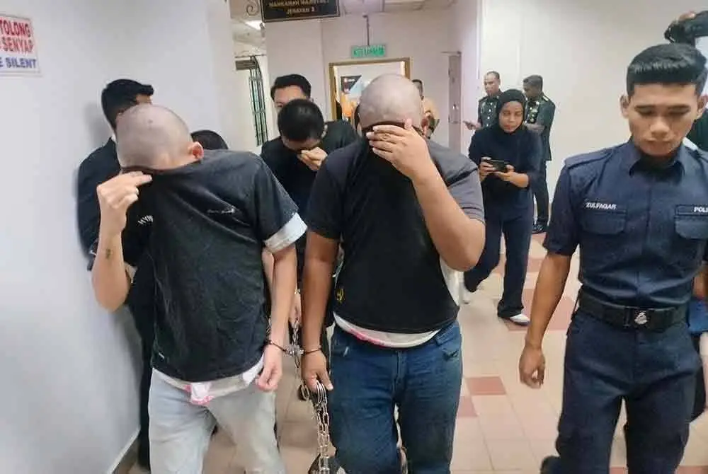 Tertuduh diiringi anggota polis hadir ke Mahkamah Majistret Johor Bahru pada Selasa.