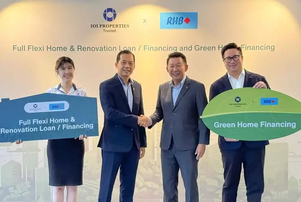 Ketua Pegawai Operasi Kumpulan IOIPG, Teh Chin Guan (dua dari kiri) dan Jeffrey (dua dari kanan) semasa pelancaran program Pembiayaan Rumah & Ubah Suai serta Pembiayaan Hartanah Kediaman Hijau pada Selasa.