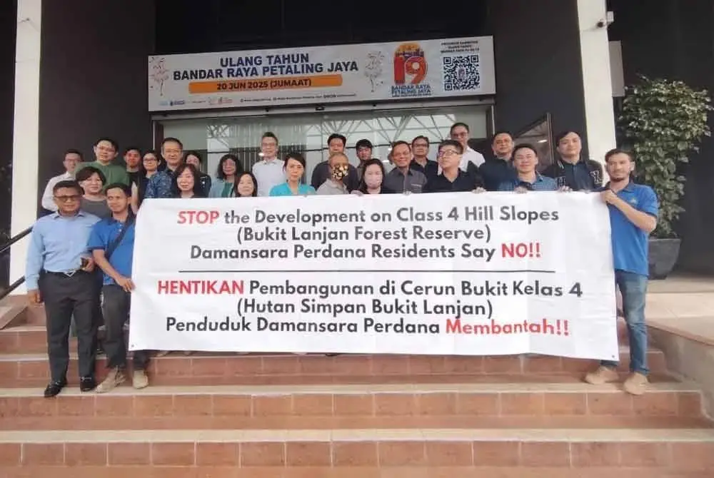 Sekumpulan penduduk Empire Residence berkumpul di luar bangunan Ibu Pejabat MBPJ selepas sesi taklimat pemaju.