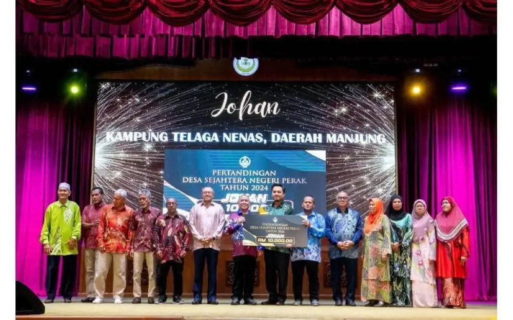 Menteri Besar Perak, Datuk Seri Saarani Mohamad (tujuh dari kiri) menyampaikan hadiah Johan Pertandingan Desa Sejahtera kepada Shamsul Ridzuan (tujuh dari kanan) dan Mohamad Isa (enam dari kanan) selepas Kampung Telaga Nenas diumumkan pemenang.