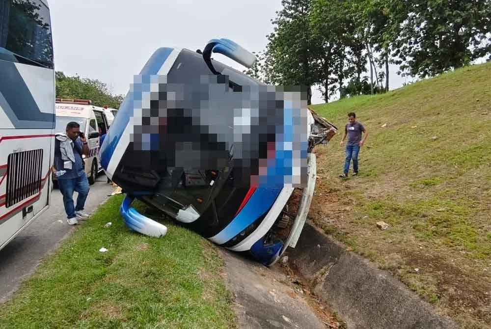 Kemalangan berlaku sekitar jam 1 petang ketika bas berkenaan dalam perjalanan dari Pulau Pinang menuju ke Terminal Bersepadu Selatan (TBS) Kuala Lumpur.
