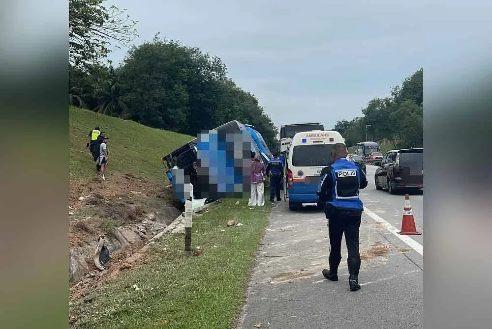 Seramai 25 penumpang dan pemandu berada dalam bas ketika kejadian. Semua berjaya keluar dengan bantuan orang awam.