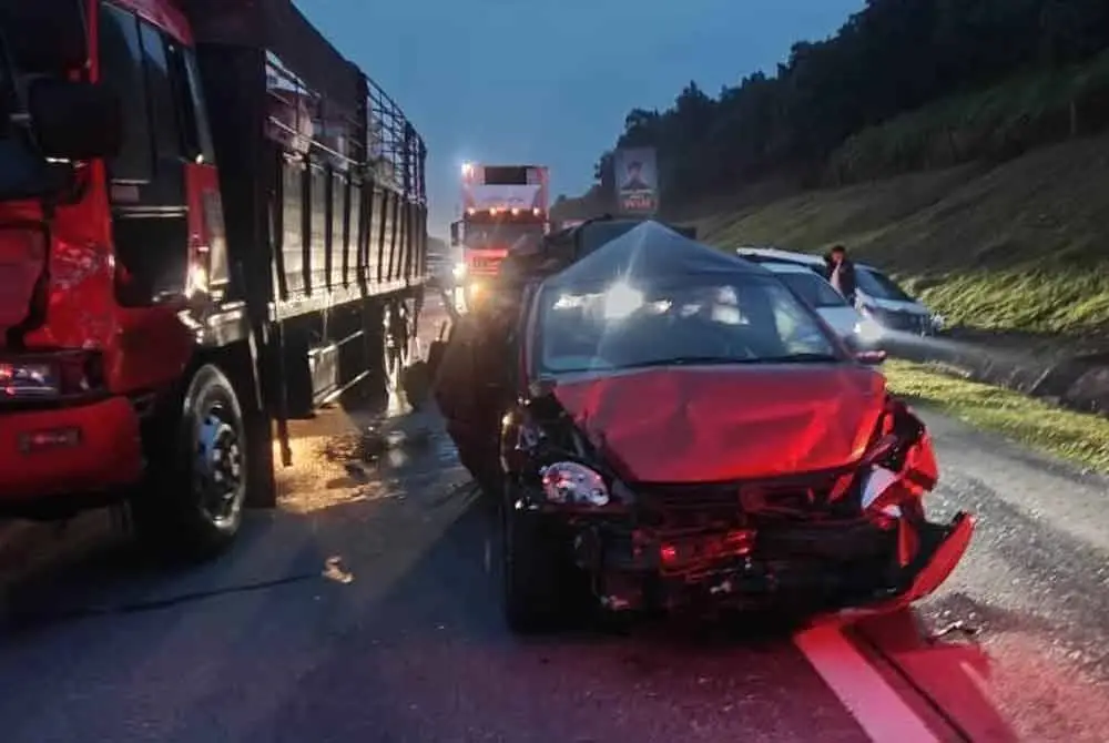 Antara kenderaan yang terbabit dalam kemalangan enam kenderaan di Kilometer 341.5 Lebuhraya PLUS arah selatan pada Selasa.