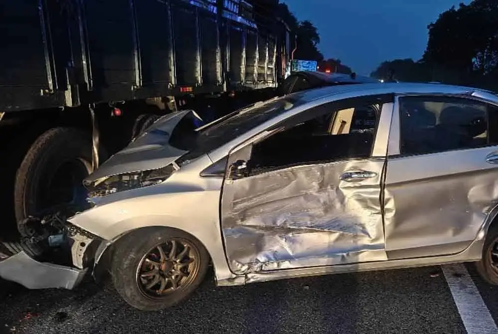 Kemalangan dipercayai berlaku apabila lori gagal membrek lalu merempuh kenderaan lain.