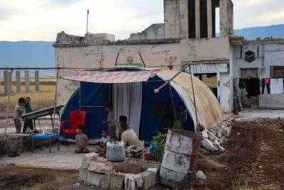 Penduduk, Aref Shamtan (kanan) duduk di luar sebuah khemah di kampung al-Hawash di wilayah Hama, tengah barat Syria. Foto AFP