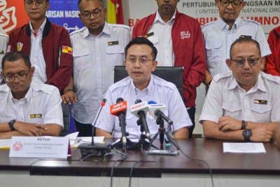 Imran (tengah) dalam sidang media selepas mempengerusikan Mesyuarat Badan Perhubungan Pemuda UMNO Negeri Selangor di Shah Alam malam Isnin.