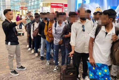 Antara warga asing yang dikesan tidak memenuhi syarat kemasukan ke Malaysia diarah pulang serta-merta di KLIA, pada Isnin.