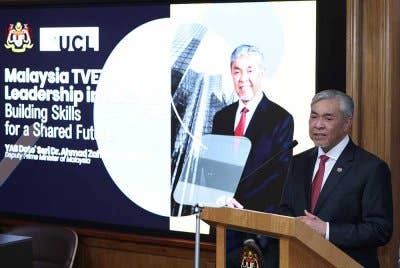 Timbalan Perdana Menteri. Datuk Seri Dr Ahmad Zahid Hamidi menyampaikan ucapan umum berkaitan Pendidikan dan Latihan Teknikal dan Vokasional (TVET) di University College London (UCL) di sini pada Isnin. Foto Bernama