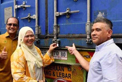 Salbiah bersama-sama Mohamad Rozlan (kiri) dan Muhammed Irfan ketika Majlis Pelepasan Kontena Produk Syarikat Ameen ke Mali di Jalan Kastam, Taman Industri Ringan di sini pada Selasa.