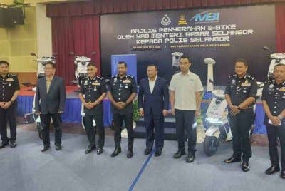 Amirudin (empat dari kanan) dan Ketua Polis Selangor, Datuk Hussein Omar Khan (empat dari kiri) bergambar selepas Majlis Penyerahan E-Bike kepada Polis Selangor di IPK Selangor, Shah Alam pada Selasa.