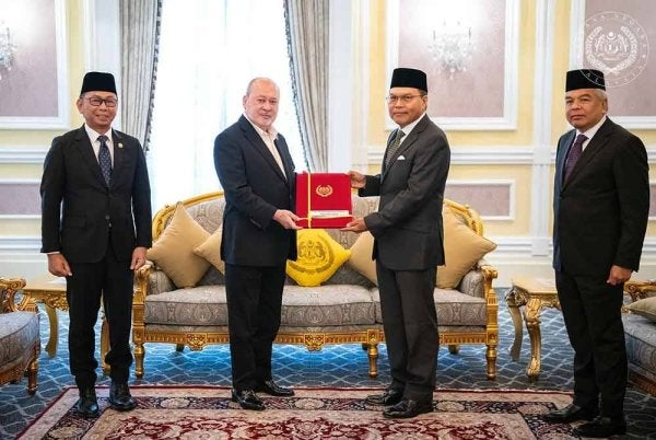 Yang di-Pertuan Agong Sultan Ibrahim (dua dari kiri) berkenan berangkat menyempurnakan Pengurniaan Surat Cara Pelantikan Duta Besar Malaysia ke Amerika Syarikat (AS) kepada Tan Sri Muhammad Shahrul Ikram Yaakob hari ini.