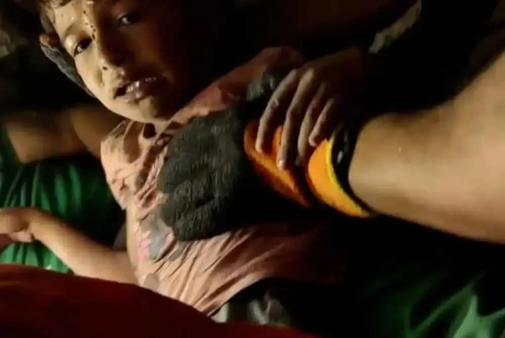 Tular rakaman memaparkan seorang kanak-kanak lelaki Palestin bersama adiknya yang masih bayi diselamatkan daripada runtuhan rumah keluarganya yang dibedil rejim Zionis. - Foto Agensi