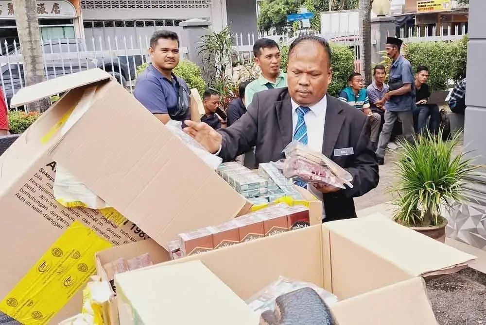 Antara barangan kes yang dibawa ke Mahkamah Majistret Kemaman pada Selasa.