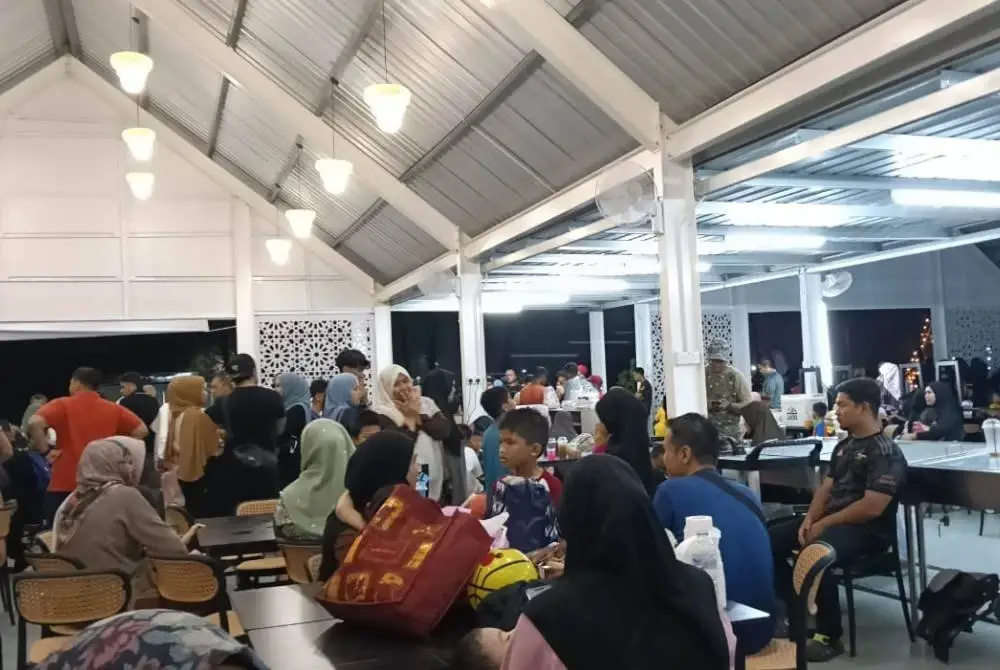 Beberapa pokok ru tumbang dan orang ramai mula berlari menyelamatkan diri ke sebuah bangunan berhampiran.