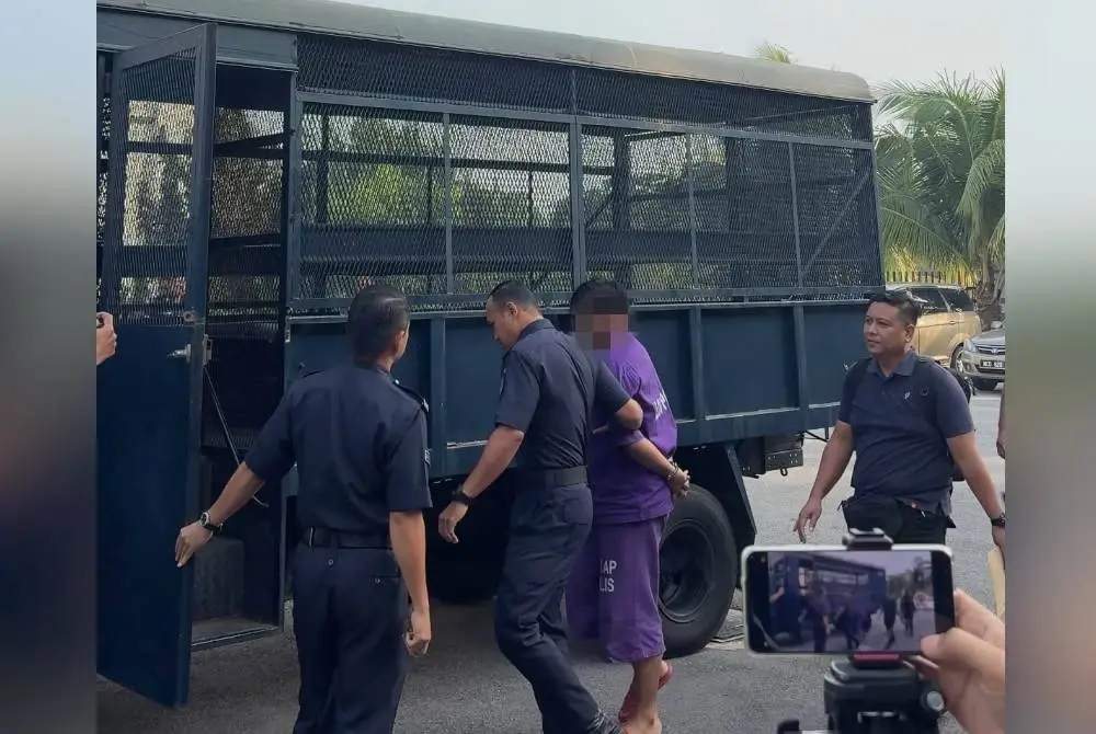 Seorang lelaki yang juga penganggur disyaki mengelar isterinya sehingga maut dalam satu kejadian di sebuah rumah di Bukit Gambir, di sini pada Isnin, direman selama tujuh hari bagi membantu siasatan.