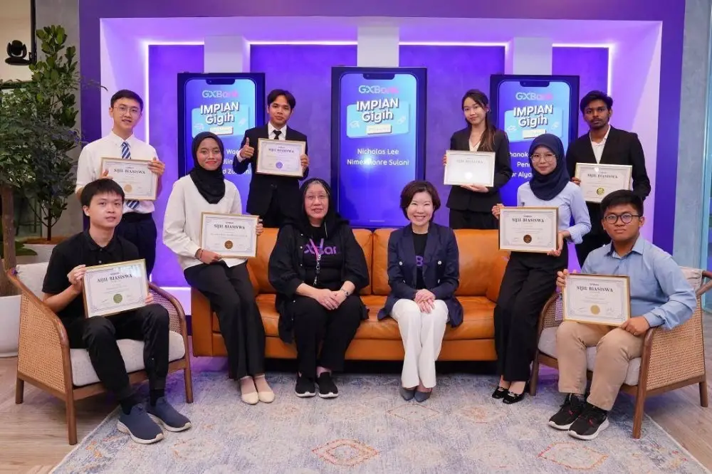 Lapan pelajar cemerlang dan penerima sulung biasiswa program Impian Gigih.