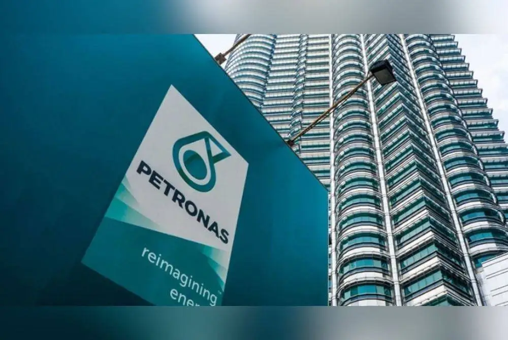 Petroliam Nasional Bhd (Petronas) hari ini menafikan laporan berita yang mendakwa syarikat itu telah meninggalkan Kanada.