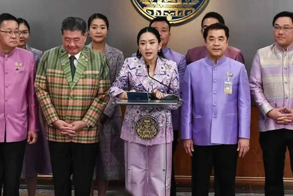 Paetongtarn bercakap kepada media selepas mempengerusikan mesyuarat Kabinet di Rumah Kerajaan pada Rabu. Foto Bangkok Post