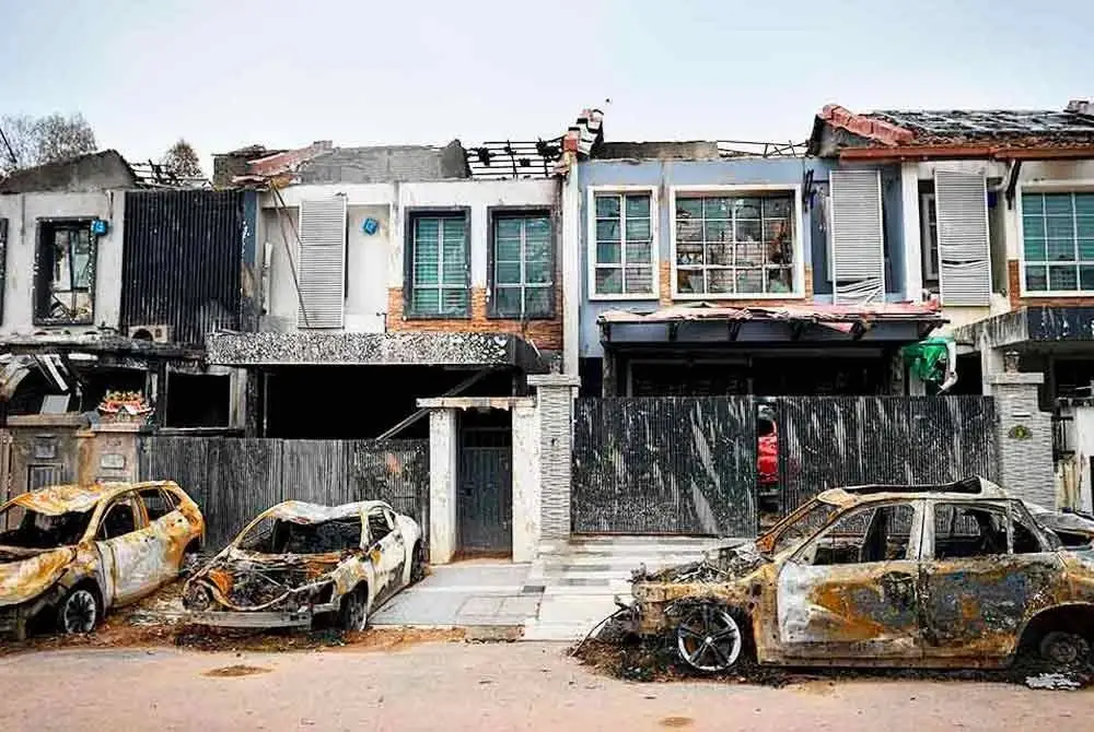 Keadaan kediaman penduduk dan kenderaan yang musnah dalam insiden kebakaran saluran gas di Jalan Putra Harmoni, Putra Heights baru-baru ini. Foto fail Bernama