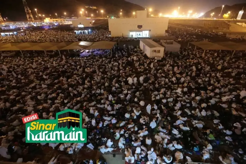 IBADAH haji dilihat sebagai menyatukan manusia dalam bentuk kehambaan yang mutlak, tiada lagi beza darjat, harta, keturunan atau kedudukan. Foto Tabung Haji