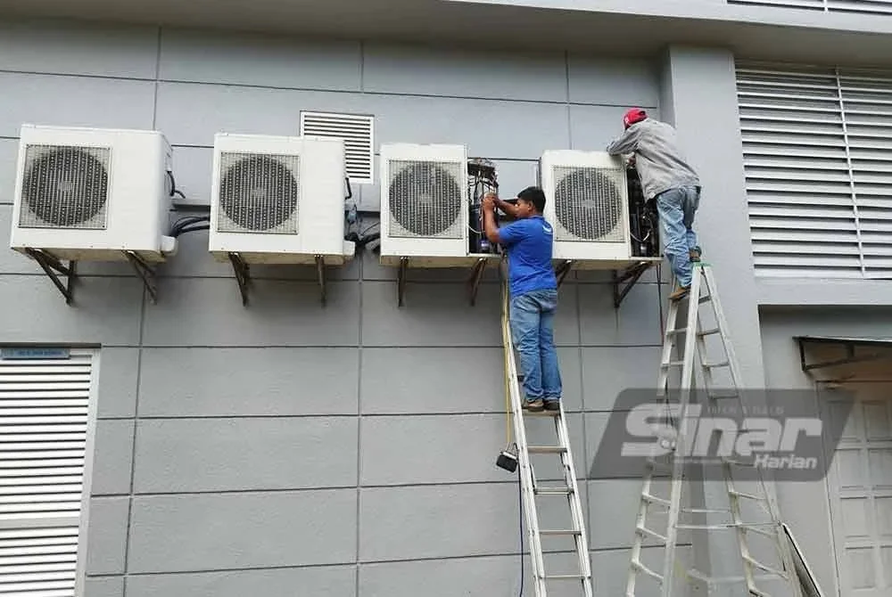 Juruteknik mengambil langkah berjaga-jaga dengan minum banyak air selain mengelak berada lama di bawah cahaya matahari.