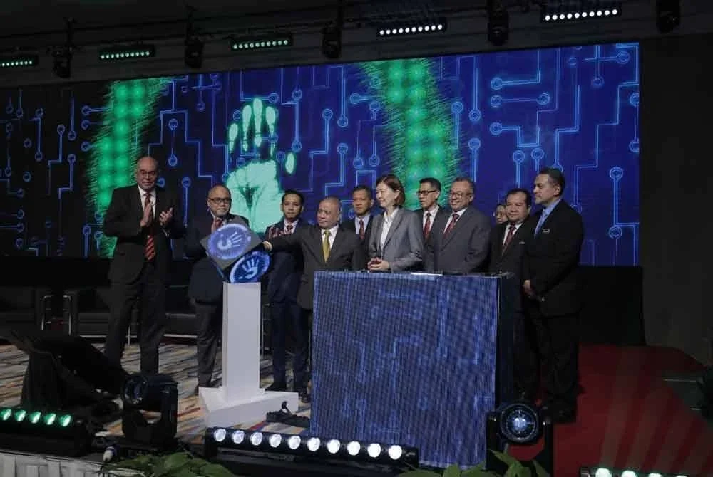 Saarani (empat dari kiri) ketika menyempurnakan Majlis Peluncuran Pelan Tindakan Ekonomi Digital Negeri Perak 2030 dan Blueprint Bandar Pintar Negeri Perak 2040 di Pusat Konvensyen Casuarina, Bandar Meru Raya di sini pada Rabu.