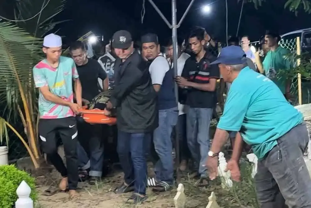 Jenazah Iecah Junus, 34, selamat dikebumikan di Tanah Perkuburan Islam Kampung Pengkalan Kota, Durian Chondong, Tangkak