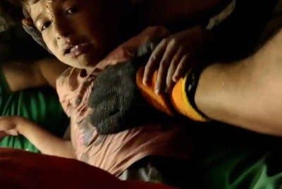 Tular rakaman memaparkan seorang kanak-kanak lelaki Palestin bersama adiknya yang masih bayi diselamatkan daripada runtuhan rumah keluarganya yang dibedil rejim Zionis. - Foto Agensi