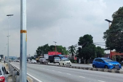 Penduduk Rawang lega selepas 15 tahun menanti apabila kerajaan lulus RM100,000 untuk pemasangan lampu solar.