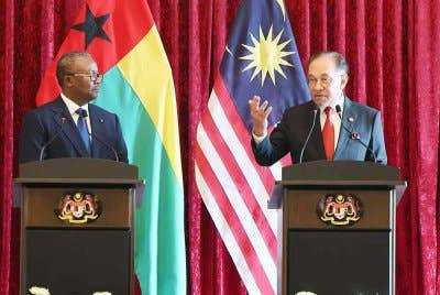 Perdana Menteri Datuk Seri Anwar Ibrahim (kanan) semasa sidang media bersama Presiden Guinea-Bissau Umaro Sissoco Embalo, di sini pada Rabu. Foto Bernama