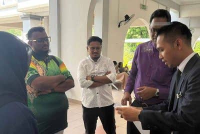 Abdul Amir (dua dari kiri) didenda RM4,000 oleh Mahkamah Majistret Kuala Kubu Bharu pada Rabu.