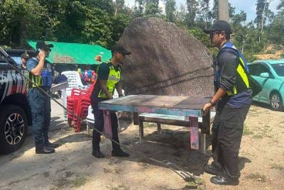 Anggota penguat kuasa MPM bertindak menyita barang-barang sewaan yang beroperasi tanpa lesen atau melanggar syarat ditetapkan di pantai Teluk Senangin, Lumut.