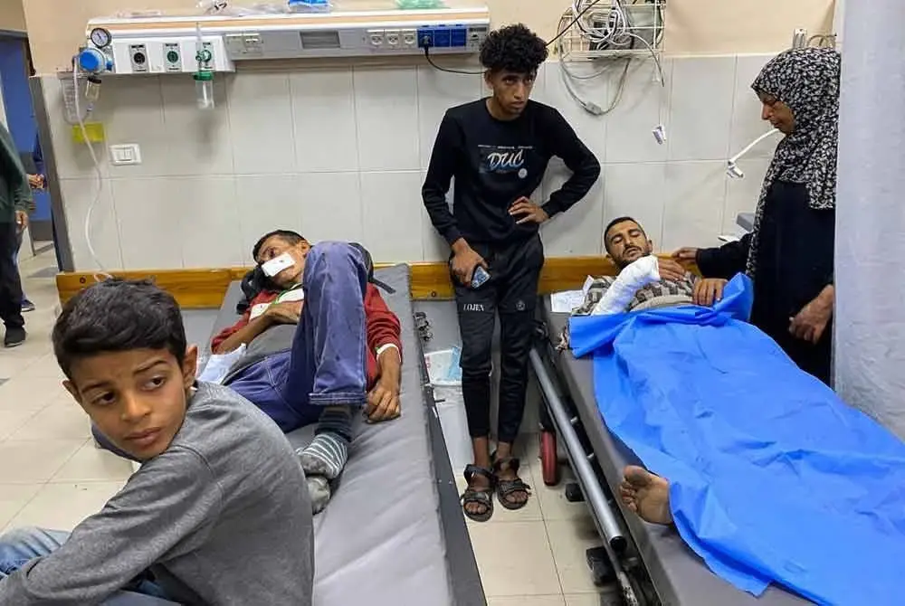 Mangsa cedera ditembak tentera Israel dirawat di Hospital Nasser di selatan Gaza.