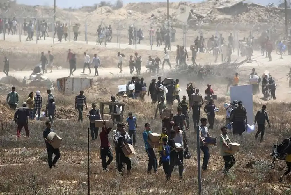 Ribuan penduduk Palestin sanggup berjalan jauh untuk mendapatkan bantuan di tengah-tengah hujan bom yang semakin sengit di Gaza.