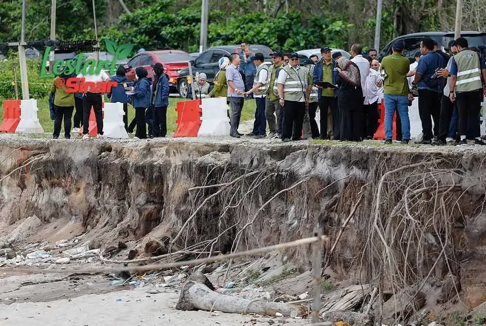 Beginilah keadaan hakisan pantai di Batu Rakit, Kuala Nerus, Januari lalu. Kerajaan Terengganu dilapor terpaksa membelanjakan RM5 juta bagi projek pembaikan runtuhan jalan dan tebing sepanjang 650 meter.