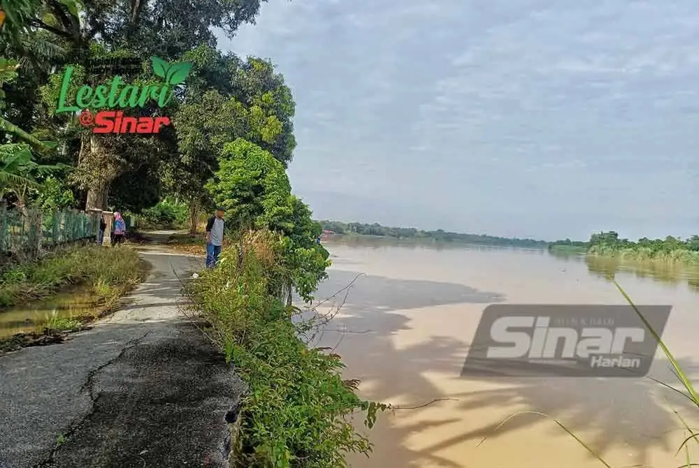 Keadaan jalan di Kampung Padang Rumbia yang semakin terhakis dan mendatangkan kebimbangan kepada penduduk.