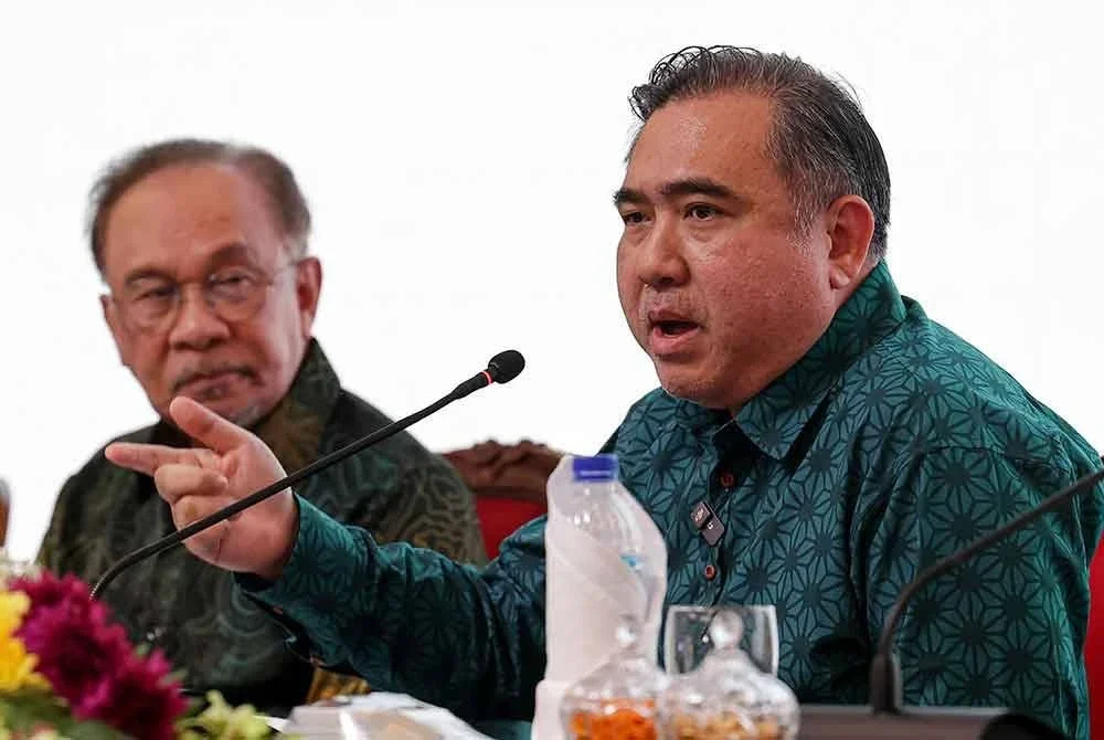 Perdana Menteri, Datuk Seri Anwar Ibrahim mendengar ucapan daripada Menteri Pengangkutan Anthony Loke semasa Forum Ilmuwan Malaysia MADANI Siri 6 bertajuk Pengangkutan untuk Rakyat: Mengimbangi Antara Kemampuan Rakyat, Kualiti dan Kemampanan Pengangkutan Awam di Menara Prasarana hari ini. Foto Bernama