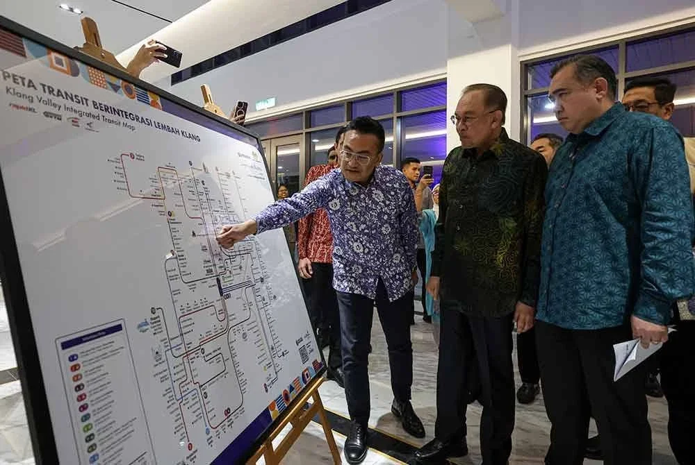 Perdana Menteri, Datuk Seri Anwar Ibrahim dan Menteri Pengangkutan, Anthony Loke (kanan) mendengar penerangan daripada Presiden dan Ketua Pegawai Eksekutif Kumpulan Prasarana Malaysia Berhad Mohd Azharuddin Mat Sah pada Forum Ilmuwan Malaysia MADANI Siri 6 bertajuk Pengangkutan untuk Rakyat: Mengimbangi Antara Kemampuan Rakyat, Kualiti dan Kemampanan Pengangkutan Awam di Menara Prasarana hari ini. Foto Bernama