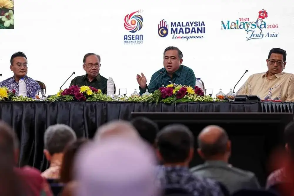 Perdana Menteri, Datuk Seri Anwar Ibrahim (dua dari kiri) mendengar ucapan daripada Menteri Pengangkutan Anthony Loke semasa Forum Ilmuwan Malaysia MADANI Siri 6 bertajuk Pengangkutan untuk Rakyat: Mengimbangi Antara Kemampuan Rakyat, Kualiti dan Kemampanan Pengangkutan Awam di Menara Prasarana hari ini.
Foto Bernama