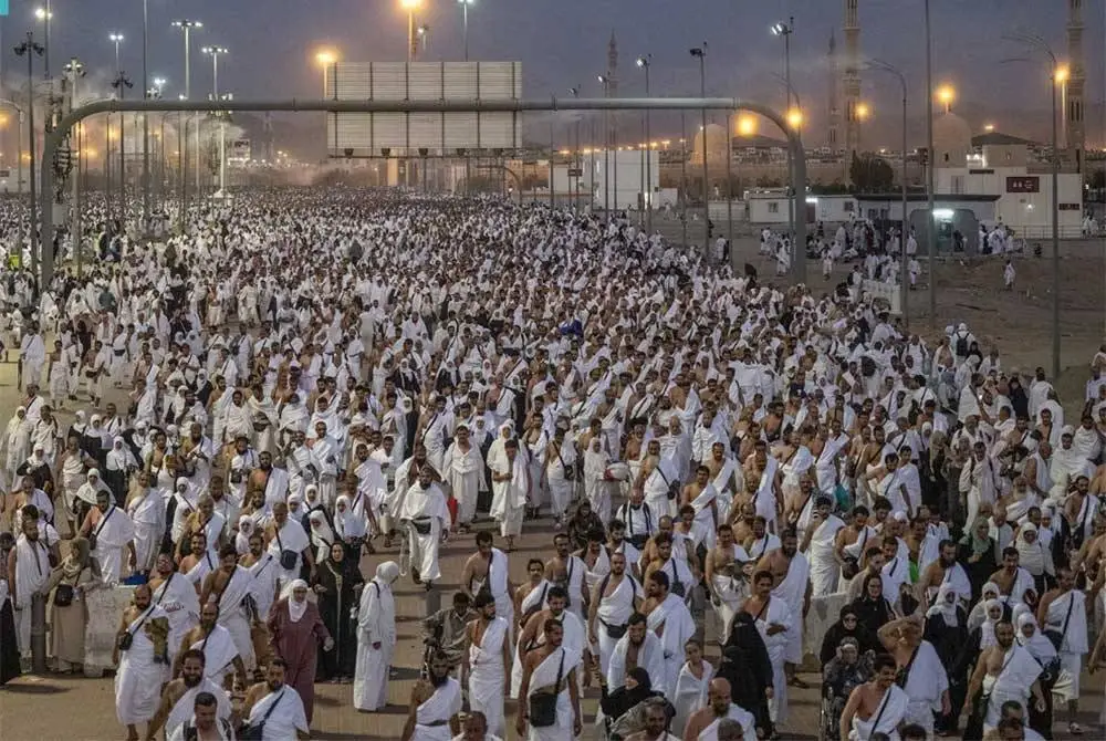 Susun atur pencahayaan yang diselaraskan pihak perbandaran menjadikan Arafat bersinar bagaikan suar, menambahkan suasana rohani dan memberikan ketenangan kepada para jemaah - Foto: Agensi