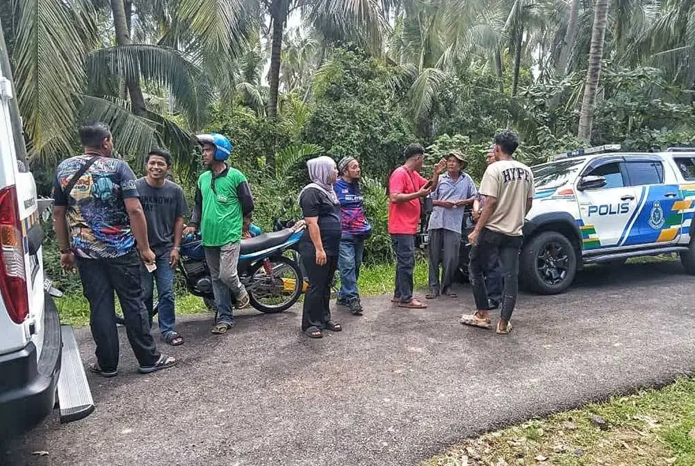 Ibu mangsa, Siti Norehan Azahar, 38, (tengah) bersama beberapa penduduk kampung di lokasi itu.