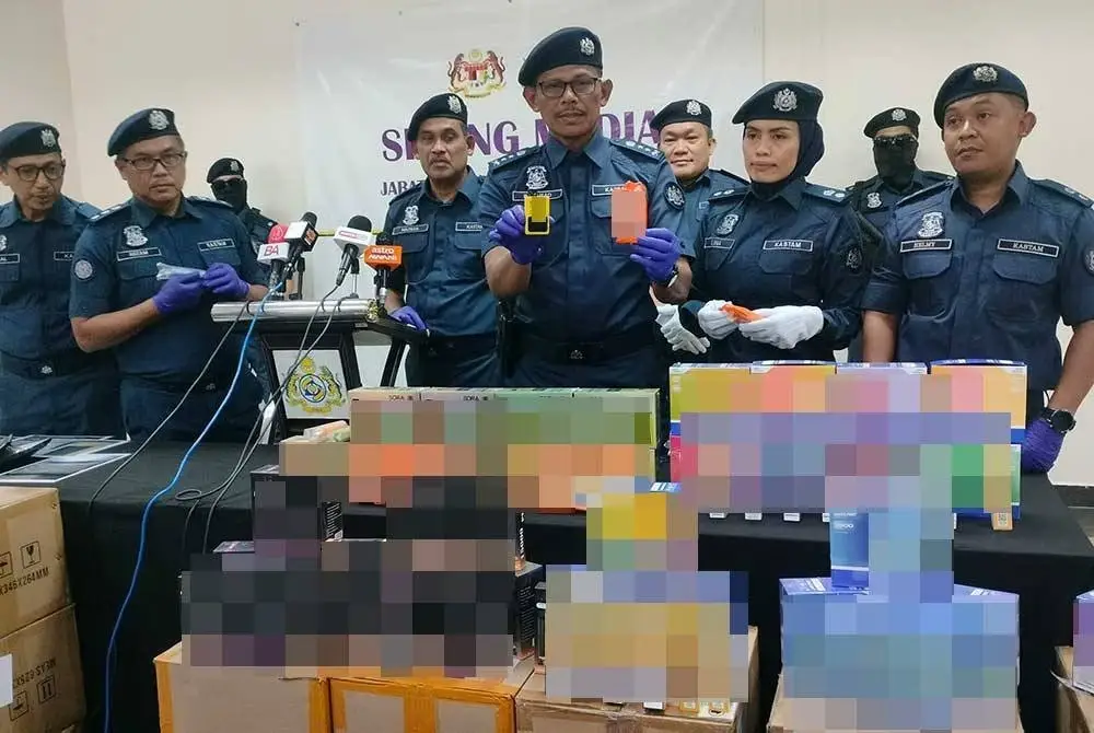 Rohaizad (tengah) bersama pegawai kanan kastam menunjukkan peranti vape yang dirampas dalam dua pemeriksaan yang dilakukan di Pulau Pinang dan Selangor pada April lalu.