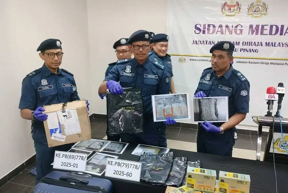 Rohaizad (tengah) menunjukkan gambar dadah yang ditemui dalam sebuah bagasi tidak bertuan di LTAPP pada 4 Mac lalu.