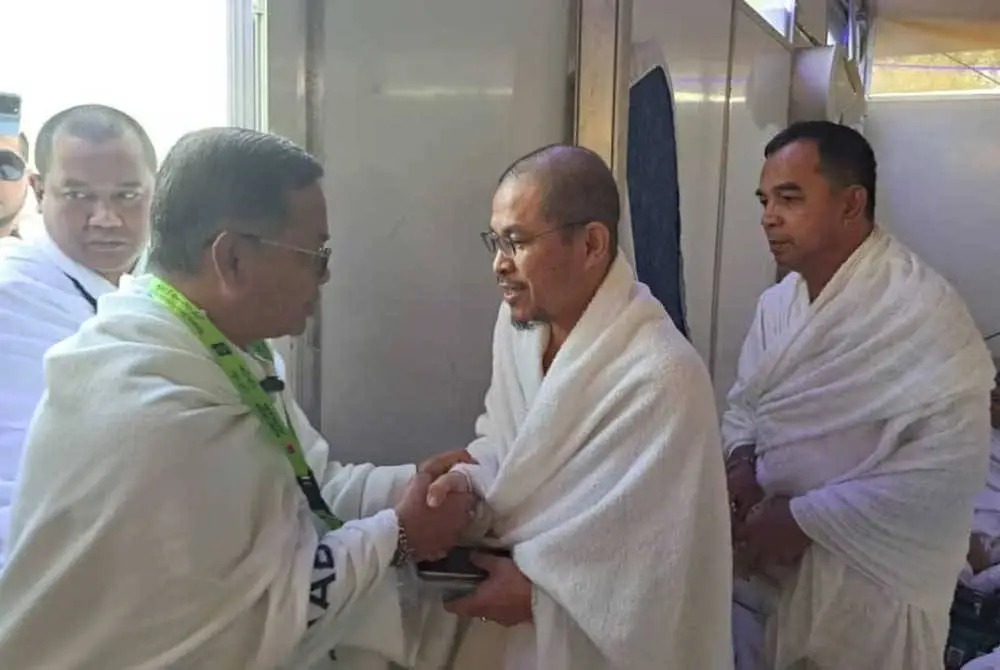 Mohd Na'im (kiri) bertanya sesuatu kepada jemaah haji ketika mengadakan tinjauan di khemah di Arafah pada Khamis.