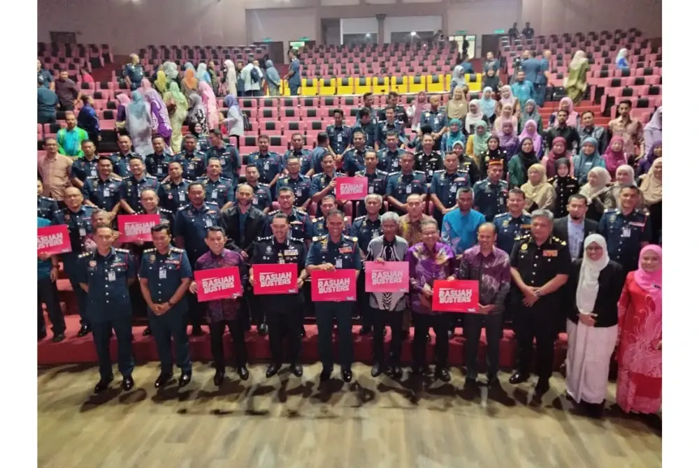 Nor Hisham (lima, kiri) dan peserta memegang plakad Rasuah Busters selepas Program Bicara Governans Integriti dan Anti Rasuah (BiGIAR) 2025 pada Khamis.