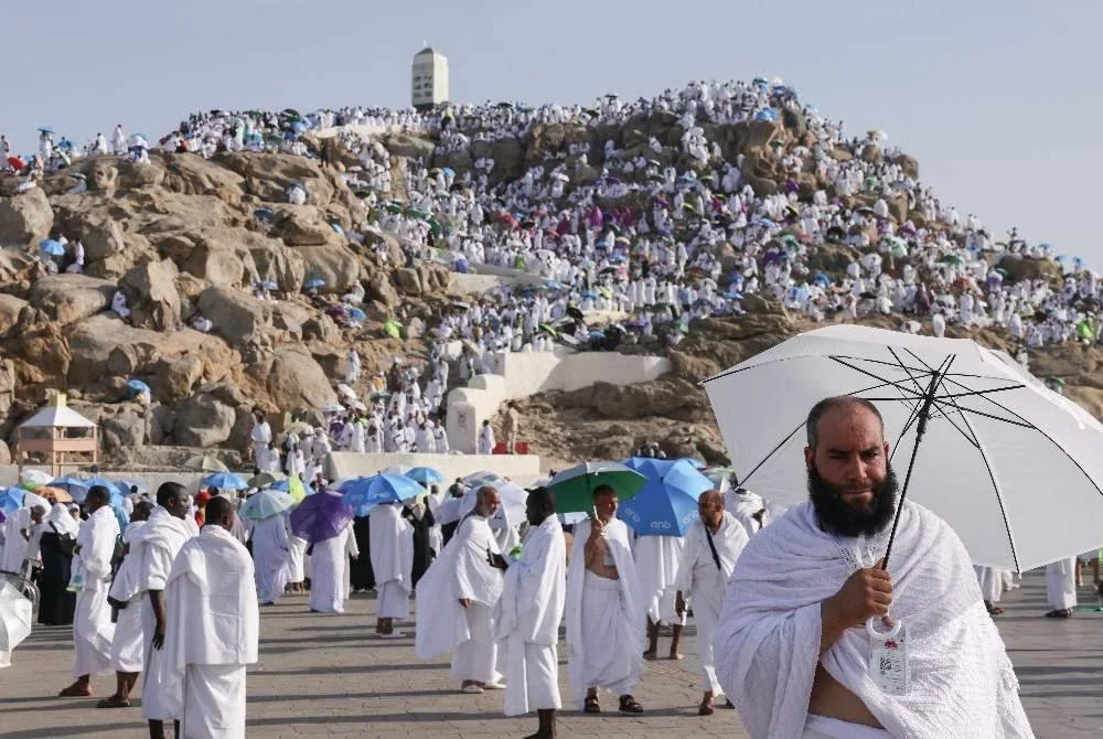 Lautan jemaah memanjatkan doa dan bermunajat di puncak Jabal Rahmah ketika kemuncak ibadah haji pada Khamis.