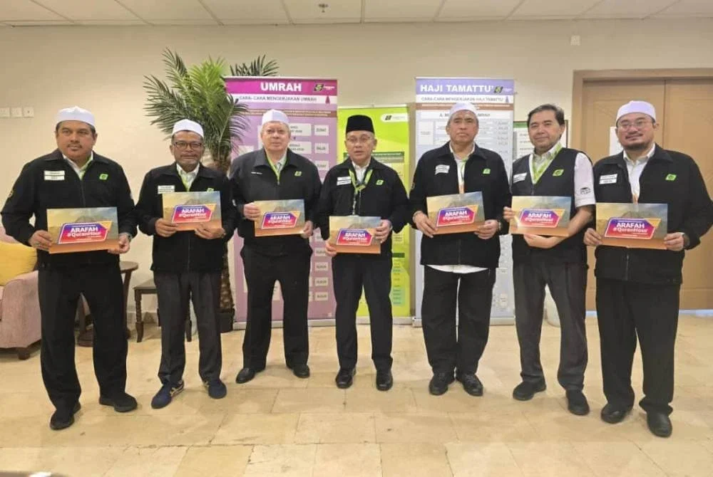 Menteri di Jabatan Perdana Menteri (Hal Ehwal Agama), Datuk Dr Mohd Na'im Mokhtar (tengah) bersama pihak TH di Makkah memberi sokongan Arafah #QuranHour 1446H.