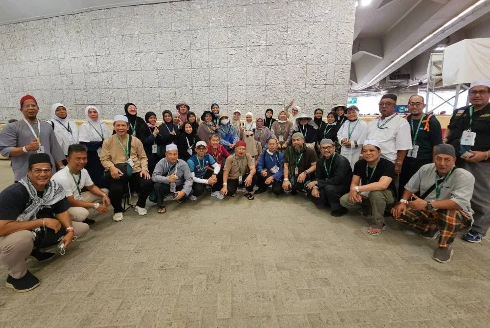 Jemaah haji bersama Kawan International Travel menyertai Arafah #QuranHour.