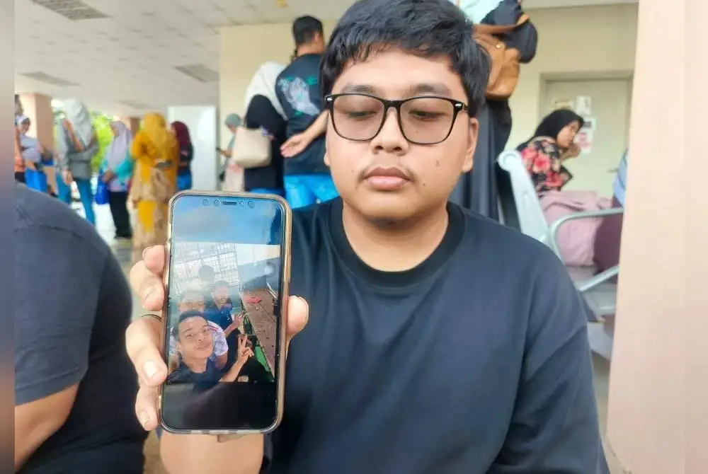 Nik Muhammad Danis Darwish memunjukkan gambar kenangan bersama tiga mangsa.