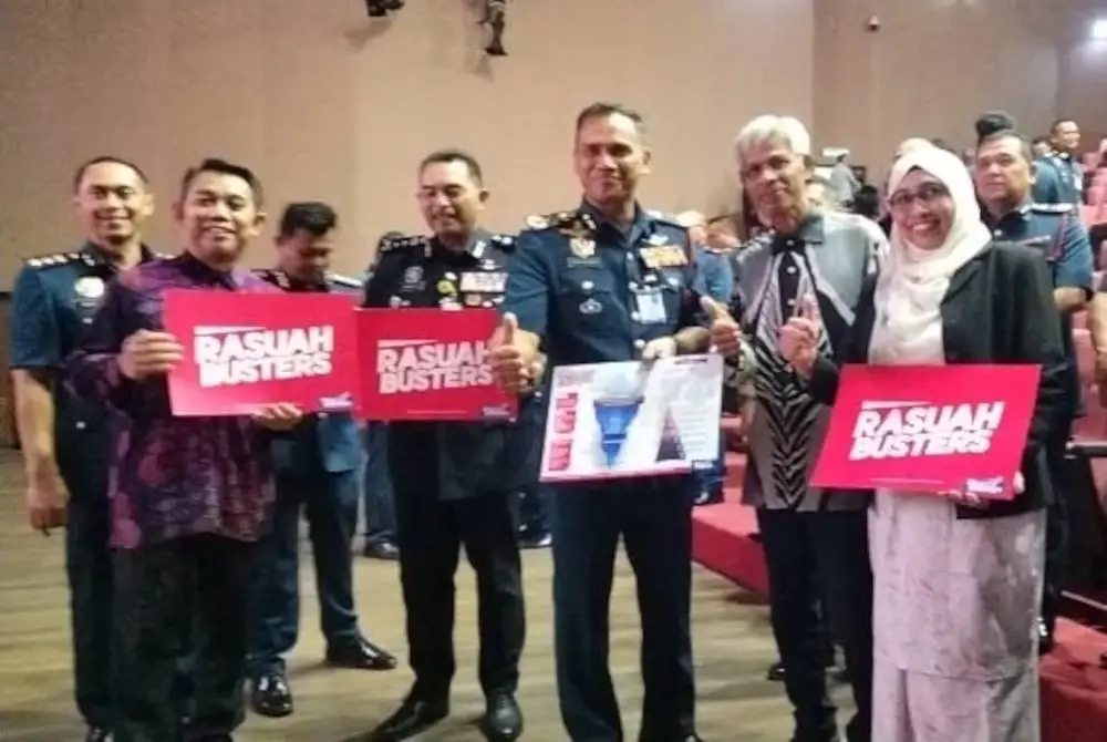 Nurhayati (kanan) bersama Nor Hisham serta tetamu memegang plakad Rasuah Busters pada Program Bicara Governans Integriti dan Anti Rasuah (BiGIAR) 2025.